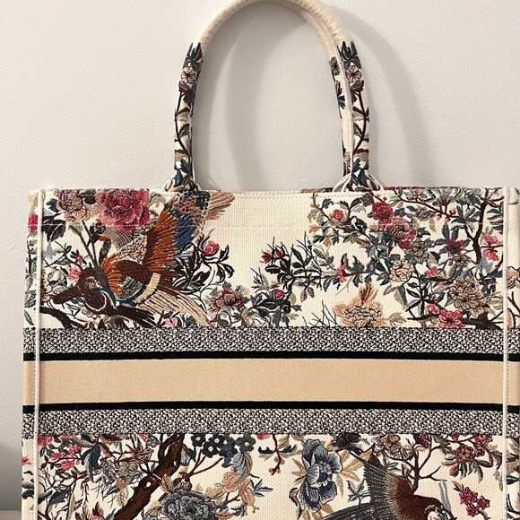 Book Tote Large size 2023 spring collection - Picture 2 of 10